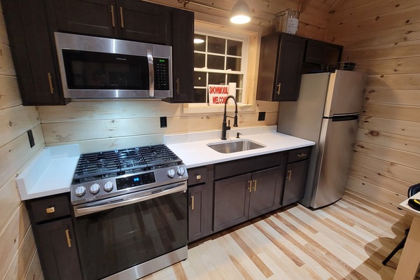 ثلاجة، ميكروويف، فرن، موقد طهي مسطح