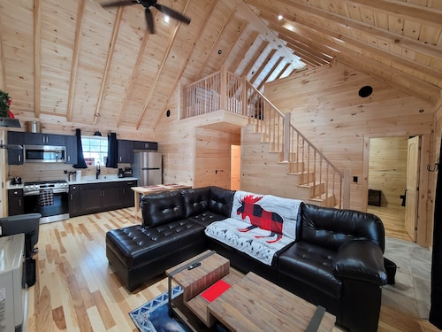 Luxury custom built cabin in Jackman WITH DIRECT TRAIL ACCESS FOR POWERSPORTS 