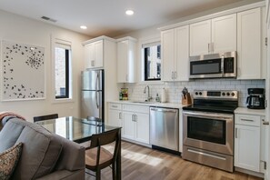 Frigorifero, microonde, forno, piano cottura