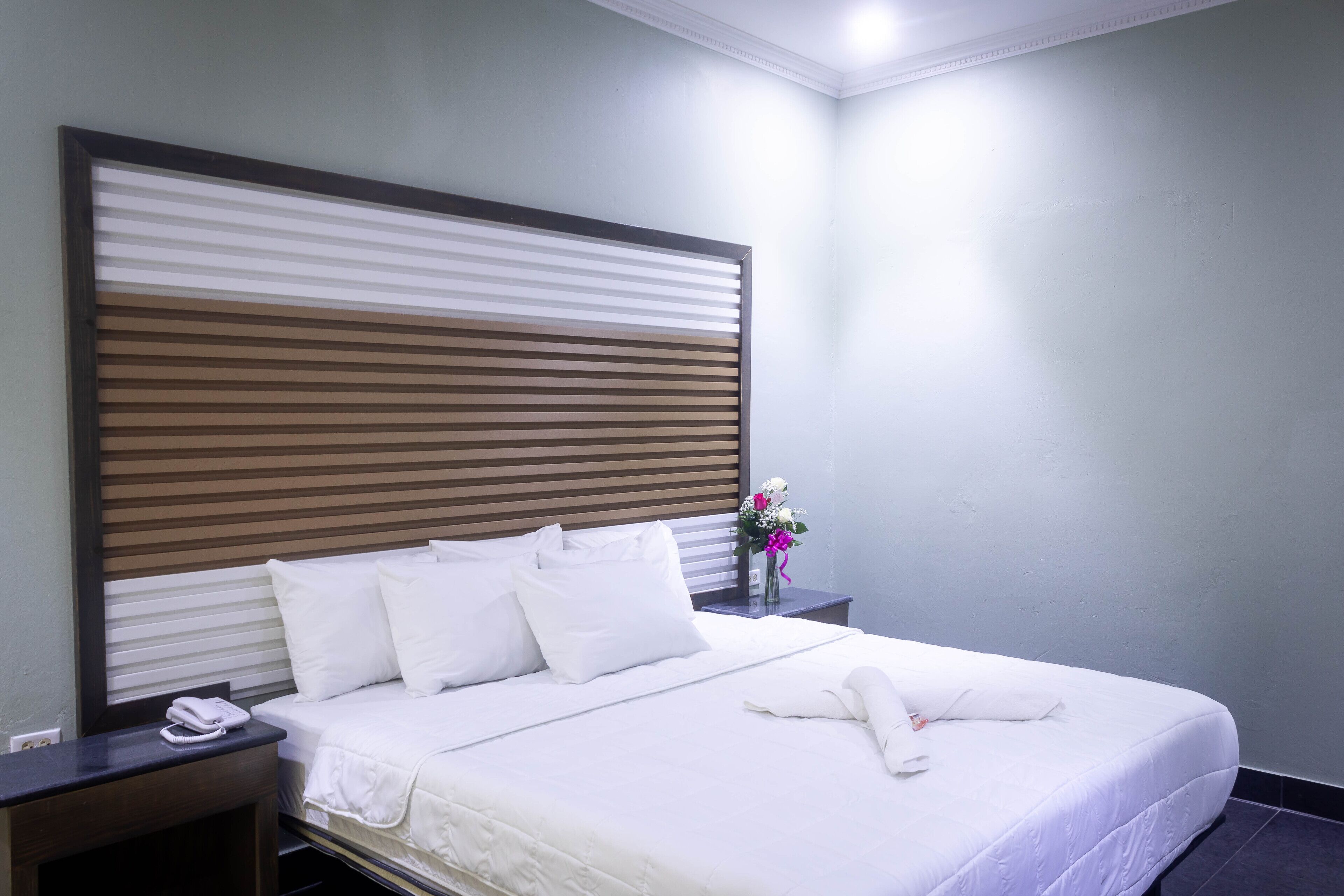 Camera Comfort, 1 letto king | Biancheria da letto ipoallergenica, copriletto in piuma