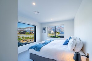 3 Schlafzimmer, Schreibtisch, Bügeleisen/Bügelbrett, Reisekinderbett