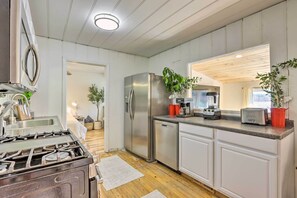Réfrigérateur, micro-ondes, plaque de cuisson, lave-vaisselle