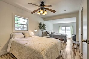 3 bedrooms, free Internet, bed sheets - Dock & Boat Slip! Waterfront Lake Ozark Home (Lake Ozark)