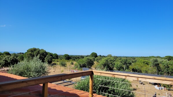 A terrace with a view of a lush landscape and distant hills. - Gîte Du Soleil Maison Traversant Avec Terrasse et Solarium (Sorède)