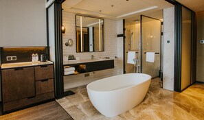 Shower, slippers, towels - Sheraton Xi'an South (Xi'an)
