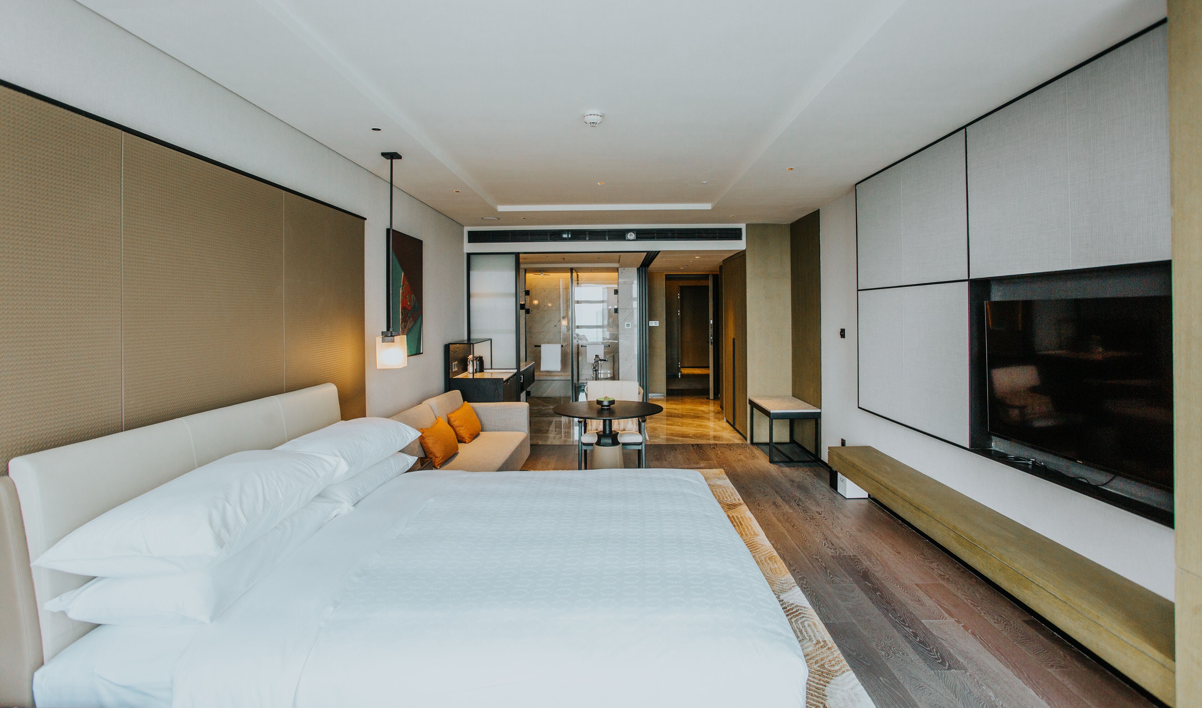 Premium bedding, down duvets, free minibar, in-room safe