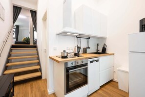 Frigorífic, placa de cuina, rentaplats i cafetera i tetera 