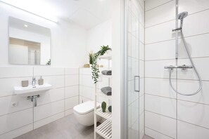 Douche, sèche-cheveux, serviettes fournies, shampoing