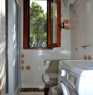 Douche, séchoir à cheveux, bidet, serviettes fournies