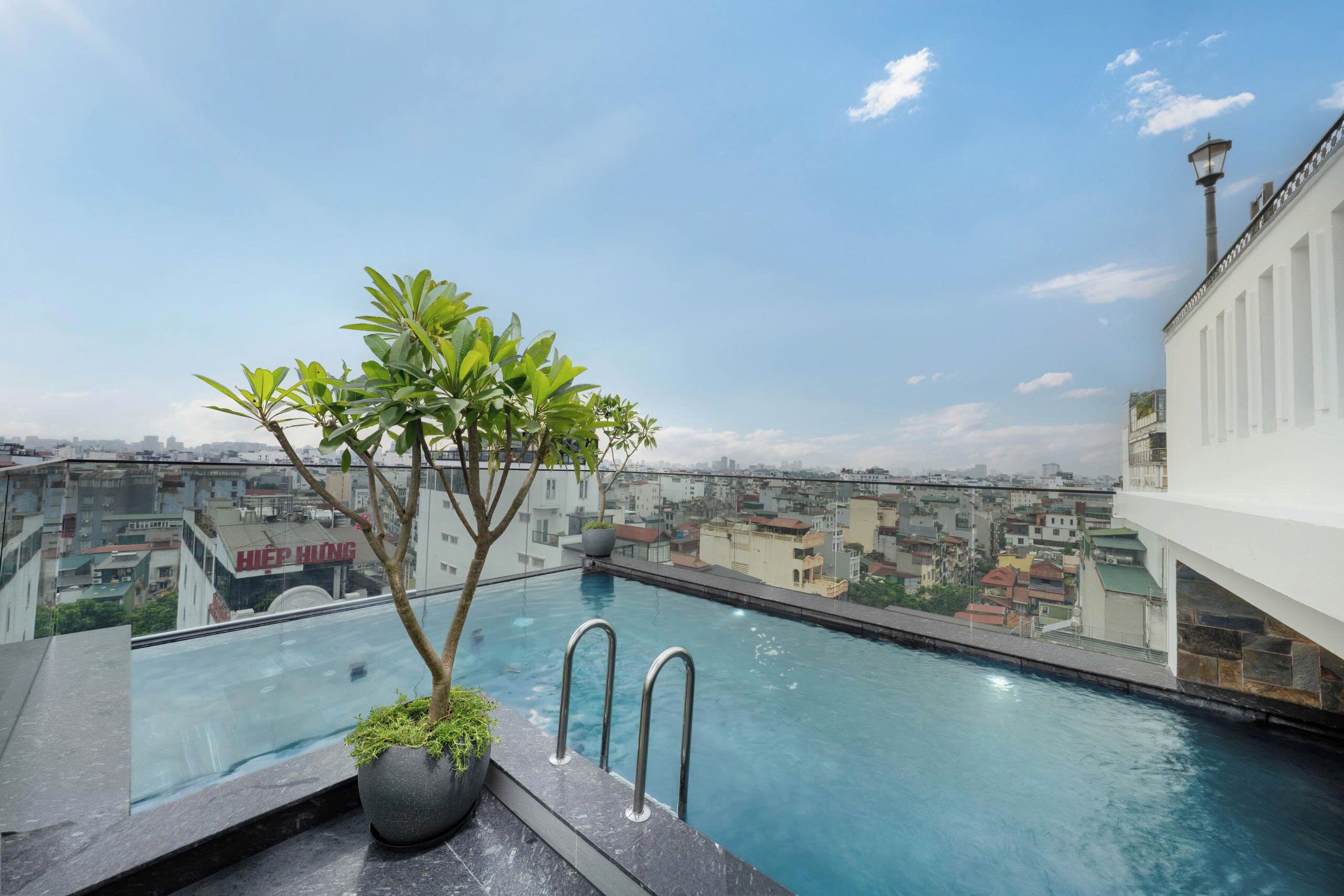 Kolam renang outdoor, dengan payung kolam renang