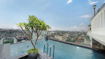 Kolam renang outdoor, dengan payung kolam renang
