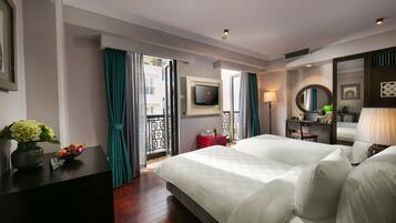 Minibar, caja de seguridad en la habitación y decoración personalizada