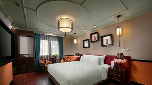 Du LAC Grand Luxury Suite | Minibar, safe på rommet, skrivebord og blendingsgardiner