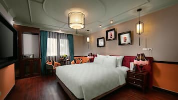 Du LAC Grand Luxury Suite | Minibar, in-room safe, individually decorated, desk