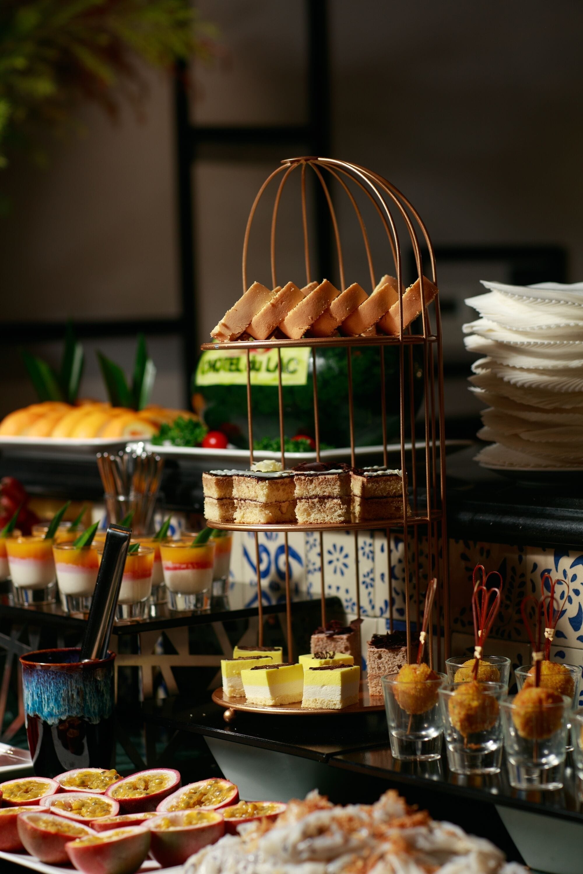 Un buffet proposant une variété de desserts et d’en-cas, notamment des gâteaux, des pâtisseries et des fruits.