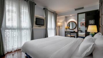 Junior Double Suite Balcony Street View | Minibar, una cassaforte in camera, con stile personalizzato
