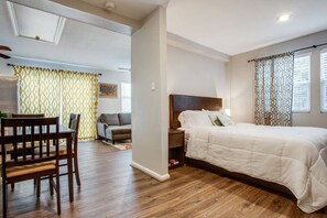 1 bedroom, desk, iron/ironing board, travel cot - prof cleaned*Peaceful & Close 2 Dwntwn (Dallas)