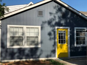 Exterior - prof cleaned*Peaceful & Close 2 Dwntwn (Dallas)