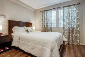 1 bedroom, desk, iron/ironing board, travel crib - prof cleaned*Peaceful & Close 2 Dwntwn (Dallas)