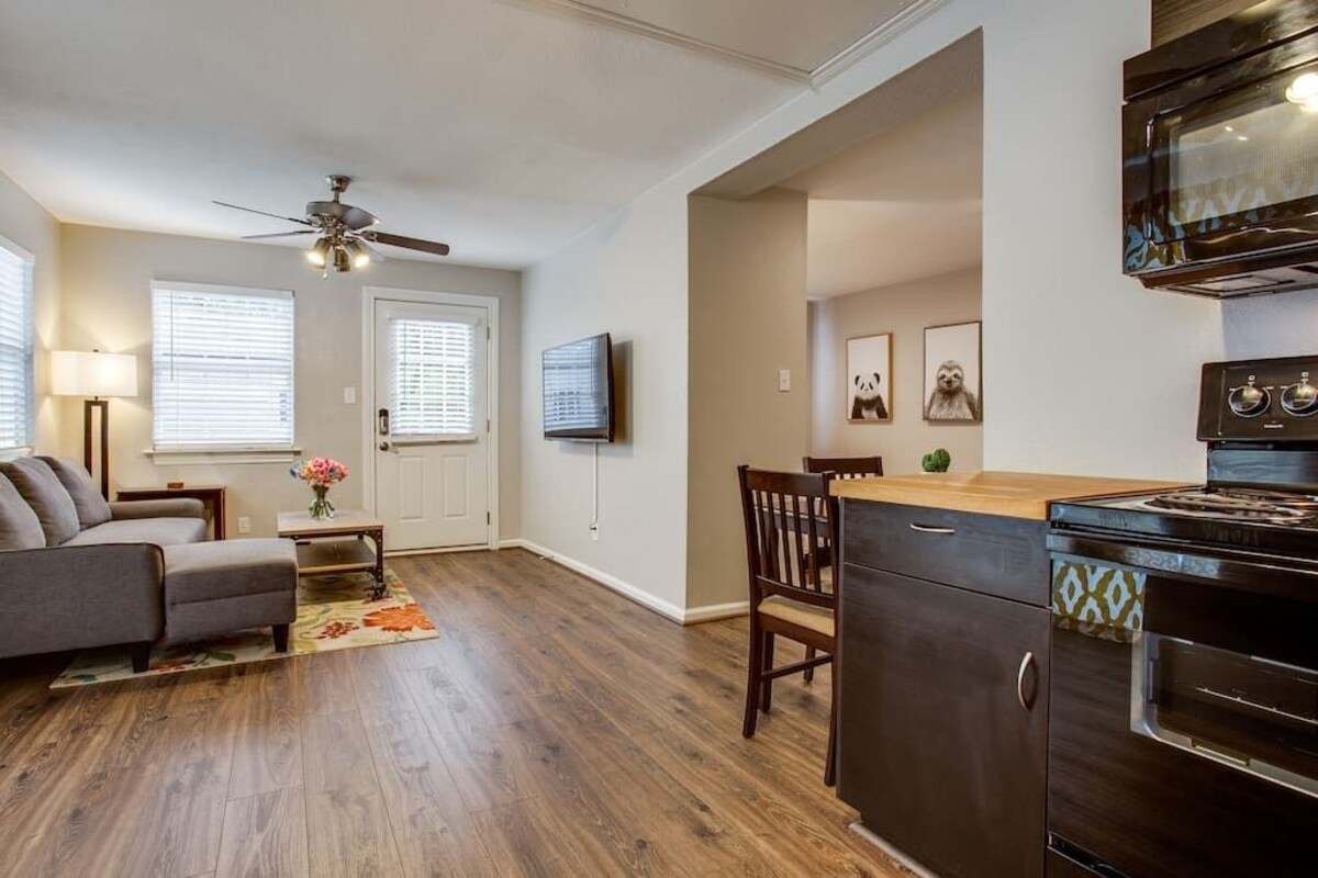 Peaceful & close to downtown. Professionally cleaned!