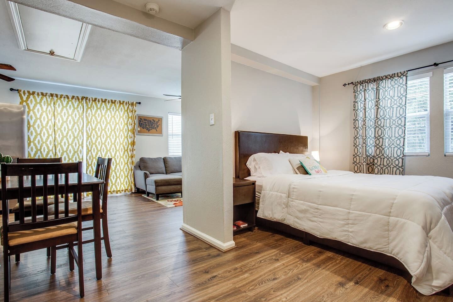 1 makuuhuone, työpöytä, silitysrauta/-lauta, vauvan matkasänky