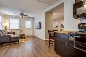 Interior - prof cleaned*Peaceful & Close 2 Dwntwn (Dallas)