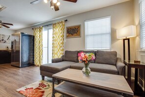 Smart TV, Netflix, streaming services - prof cleaned*Peaceful & Close 2 Dwntwn (Dallas)