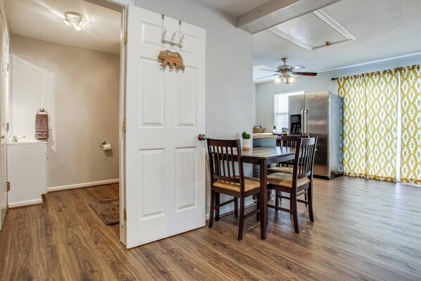 Dining - prof cleaned*Peaceful & Close 2 Dwntwn (Dallas)