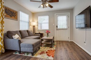 Smart TV, Netflix, streaming services - prof cleaned*Peaceful & Close 2 Dwntwn (Dallas)