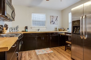 Full-size fridge, microwave, oven, stovetop - prof cleaned*Peaceful & Close 2 Dwntwn (Dallas)