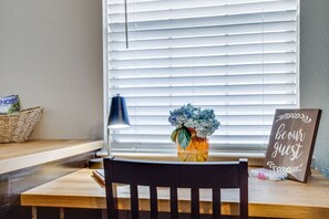 Interior - prof cleaned*Peaceful & Close 2 Dwntwn (Dallas)