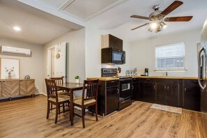 Full-size fridge, microwave, oven, stovetop - prof cleaned*Peaceful & Close 2 Dwntwn (Dallas)