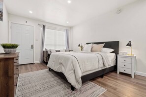 1 bedroom, desk, iron/ironing board, free WiFi - Month Discount!Quiet Studio Apartment*Walk to UTA* (Arlington)