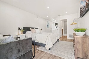1 bedroom, desk, iron/ironing board, free WiFi - Month Discount!Quiet Studio Apartment*Walk to UTA* (Arlington)