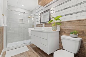 Regadera, secadora de cabello, toallas 