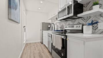 Réfrigérateur, four à micro-ondes, un four, surface de cuisson