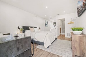 1 bedroom, iron/ironing board, WiFi, bed sheets - Peaceful Apartment near UTA. Month discount! (Arlington)