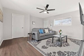 Smart TV - Amazing Location w Free Parking! Luxe beds*Choctaw (Arlington)