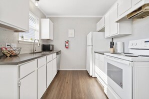 Fridge, microwave, oven, stovetop - Amazing Location w Free Parking! Luxe beds*Choctaw (Arlington)