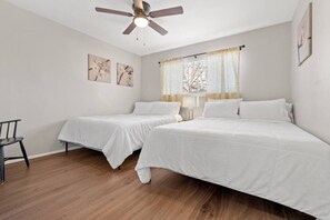 1 bedroom, desk, iron/ironing board, free WiFi - Walk to AT&T! Family-Friendly 2 Queen Beds (Arlington)