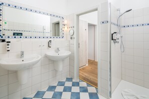 Een haardroger, badjassen, pantoffels, handdoeken