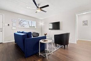 Smart TV - Choctaw Stadium Suite* Clean with experienced host (Arlington)