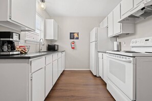 Fridge, microwave, oven, stovetop - Walk to AT&T Stadium – Cozy & Clean 1BR Retreat (Arlington)