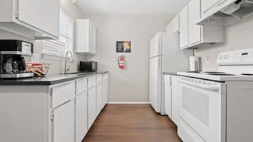 Kylskåp, mikrovågsugn, ugn och spishäll