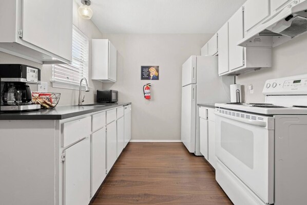 Frigorifero, microonde, forno, piano cottura