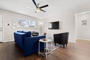 Smart TV - Walk to AT&T Stadium – Cozy & Clean 1BR Retreat (Arlington)