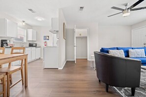 Smart TV - Walk to AT&T Stadium – Cozy & Clean 1BR Retreat (Arlington)