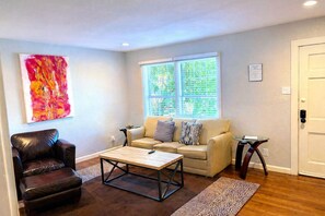 Smart TV - Curated Local Art Retreat, Steps from Bishop Arts (Dallas)