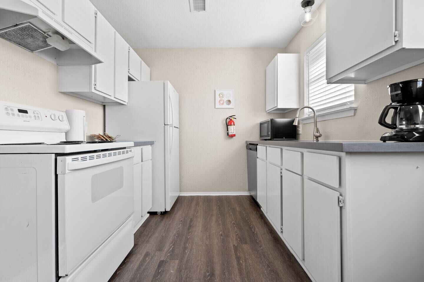 冷蔵庫、電子レンジ、オーブン、コンロ