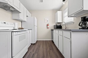 冷蔵庫、電子レンジ、オーブン、コンロ